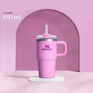 كوب Stanley Quencher الأصلي بحجم 887 مل مع مقبض مريح.