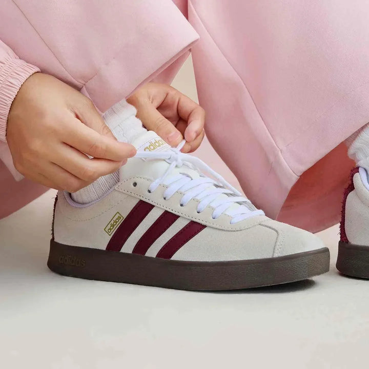 Adidas أديداس حذاء VL COURT 2.0 الكلاسيكي للجنسين سويد كريمي بخطوط خمريّة ونعل بني غامق