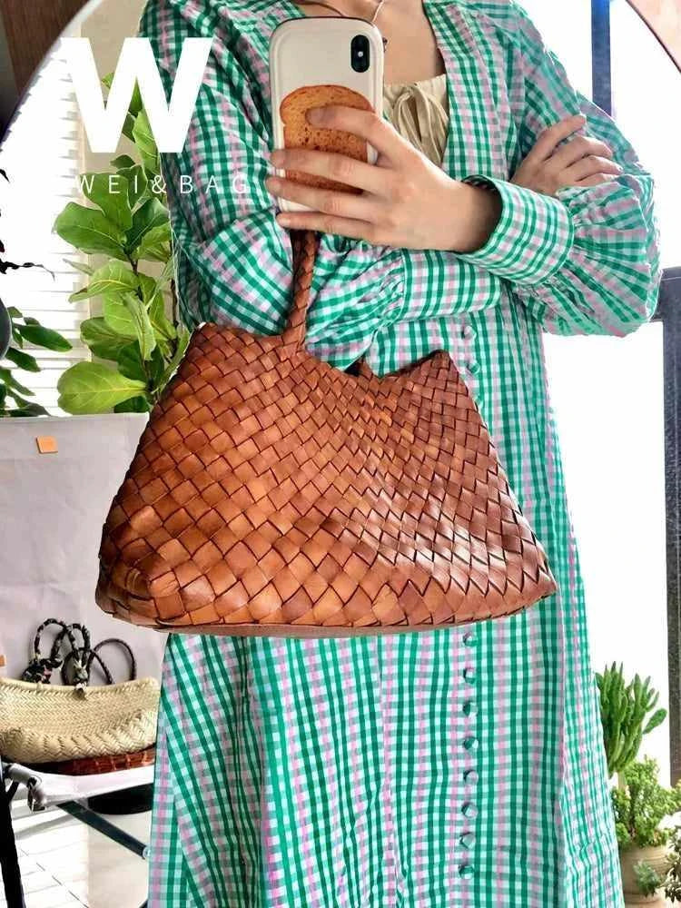 Dragon woven حقيبة يد نسائية من الجلد الطبيعي بتصميم مجدول وحجم عملي.