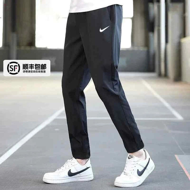 بدلة نايك رياضية باللون الأسود بتصميم عصري مريح وأداء عالي للتمارين اليومية