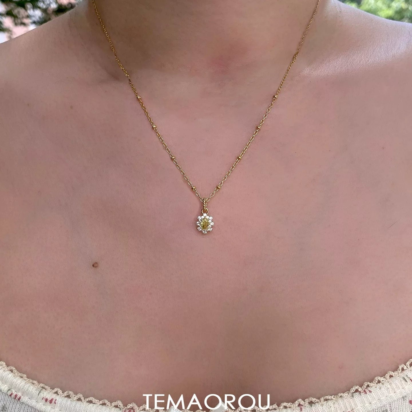 قلادة ذهبية بـ Crystal Pendant وتصميم أنيق.