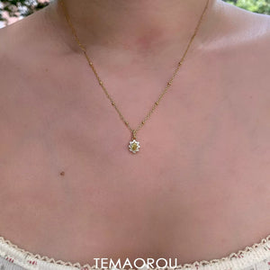 قلادة ذهبية بـ Crystal Pendant وتصميم أنيق.