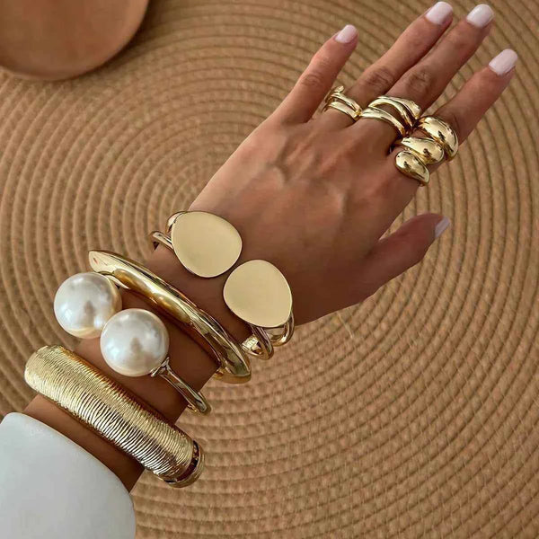 إسوارة نسائية مفتوحة بتصميم معدني عصري على شكل قطرة ماء مع لؤلؤ كبي pearl opening braceletر تناسب الأزياء الأوروبية والأمريكية
