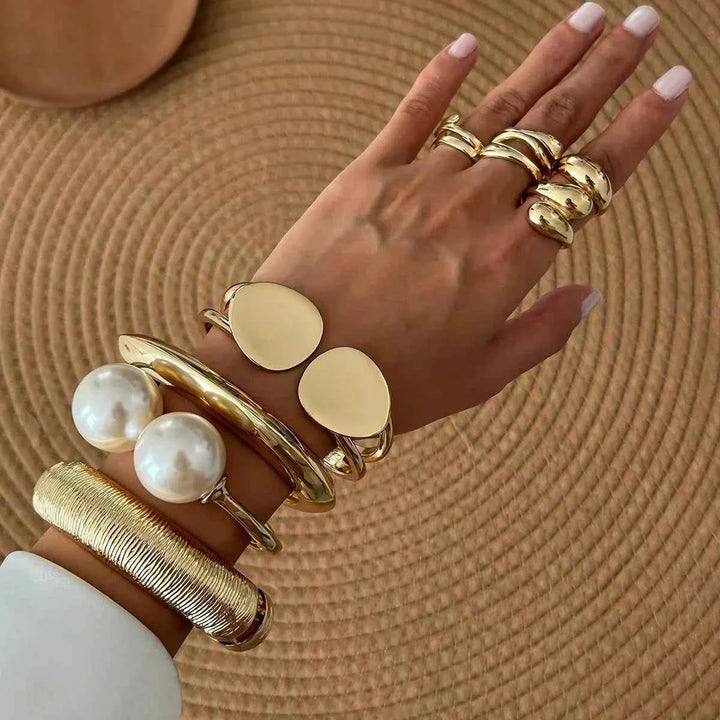 إسوارة نسائية مفتوحة بتصميم معدني عصري على شكل قطرة ماء مع لؤلؤ كبي pearl opening braceletر تناسب الأزياء الأوروبية والأمريكية