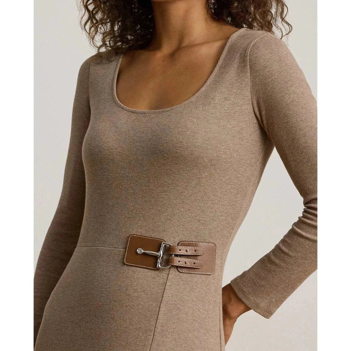 فستان Lauren بأكمام طويلة وقصة ضيقة مع حزام جلدي بني وتصميم أنيق باللون البيج