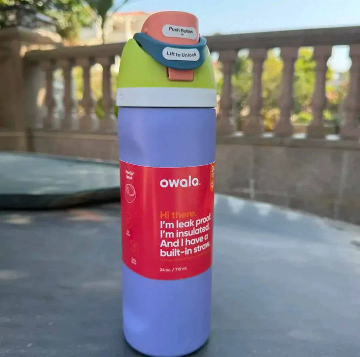 زجاجة Owala FreeSip مع تصميم عملي مانع للتسرب وفوهة شرب مزدوجة وحافظة حرارة للسوائل حتى 24 ساعة بنمط شخصيات لطيفة