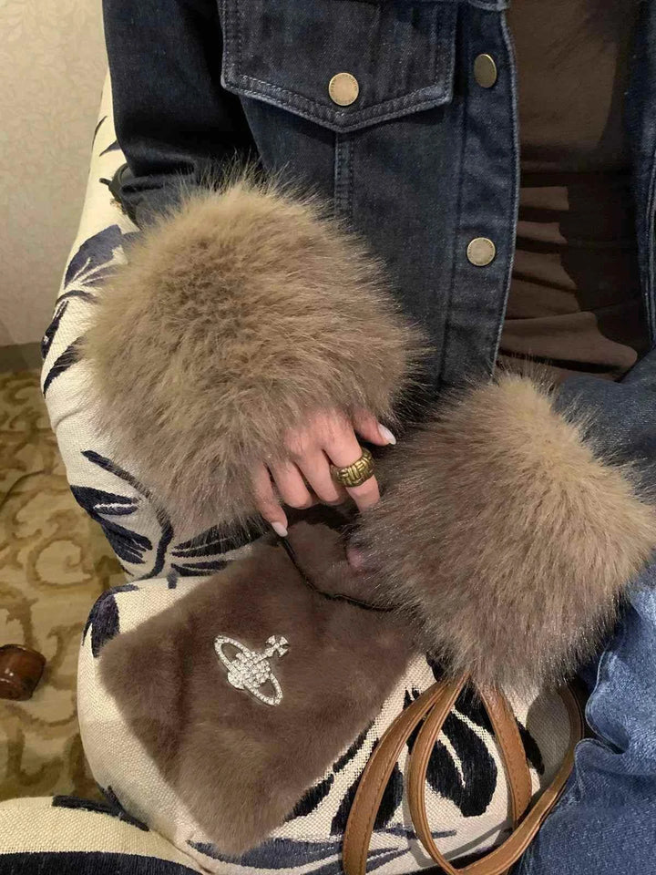 سترة جينز نسائية بسرفيل فرو بارن وينتر لفصل الخريف والشتاء 2025 بتصميم قصير سميك