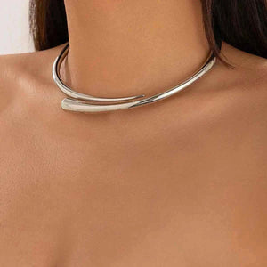 عقد Choker بتصميم Minimalist عريض باللون الذهبي.