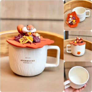 مج Starbucks بتصاميم كرتونية لطيفة وغطاء مميز.