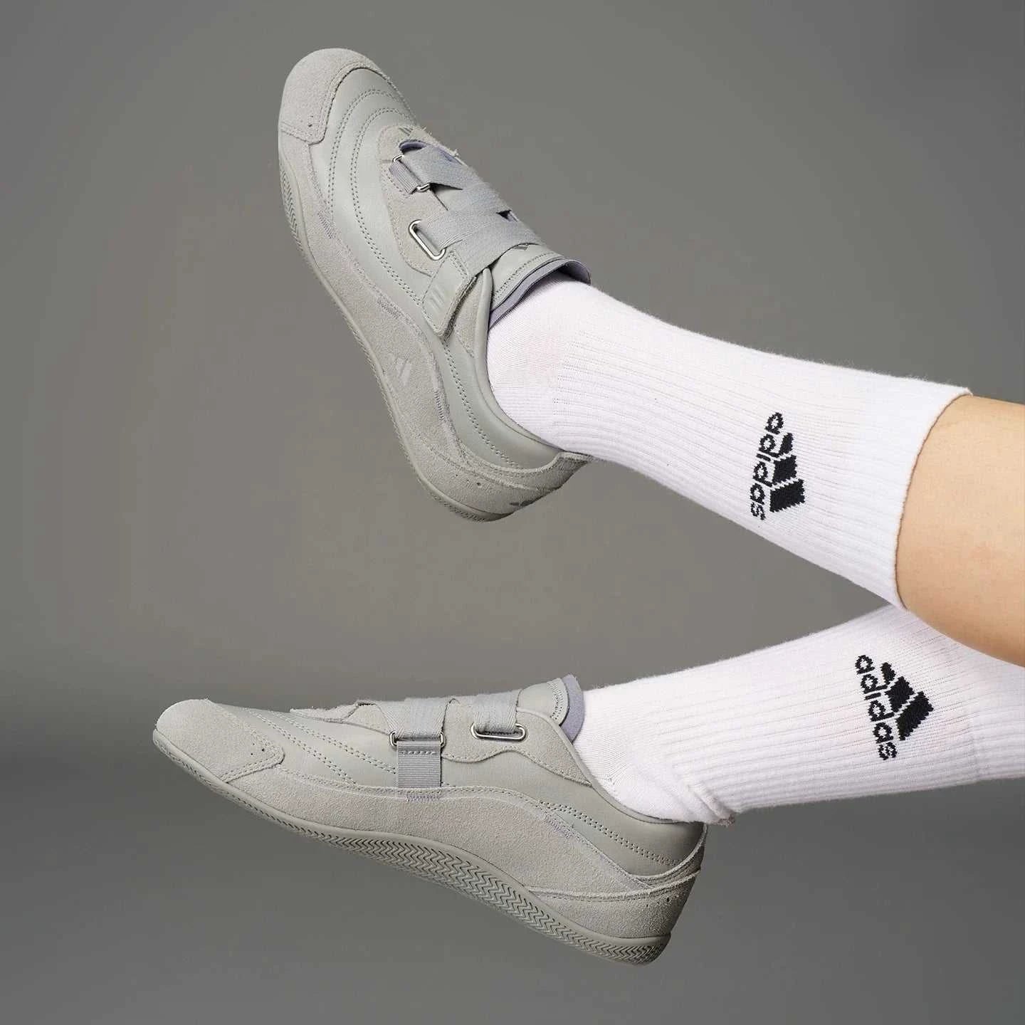 حذاء نسائي عصري من أديداس adidas.