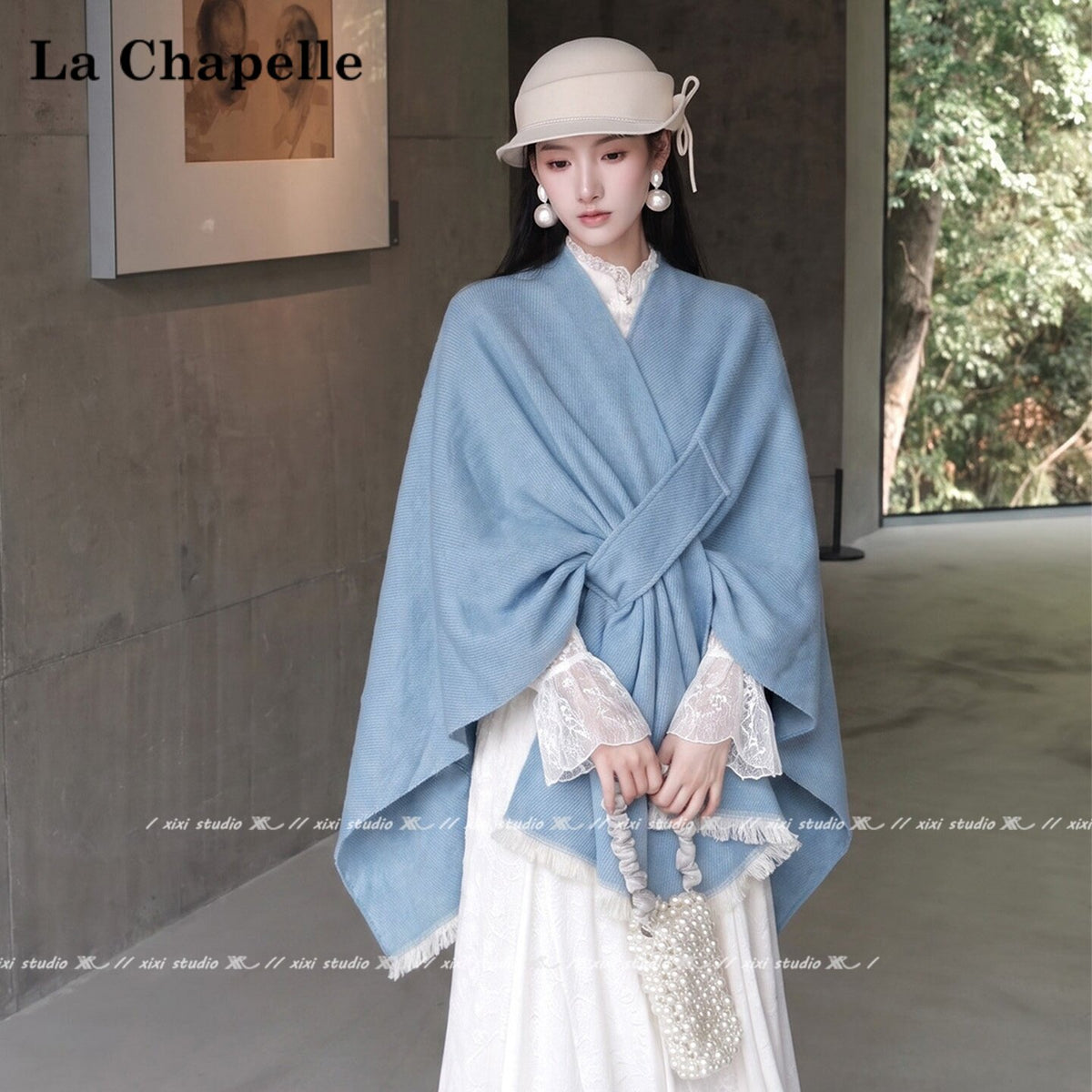 شال كيب نسائي بلون الأزرق الفاتح من La Chapelle مع قبعة، منظر أمامي