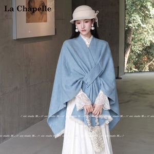 شال كيب نسائي بلون الأزرق الفاتح من La Chapelle مع قبعة، منظر أمامي