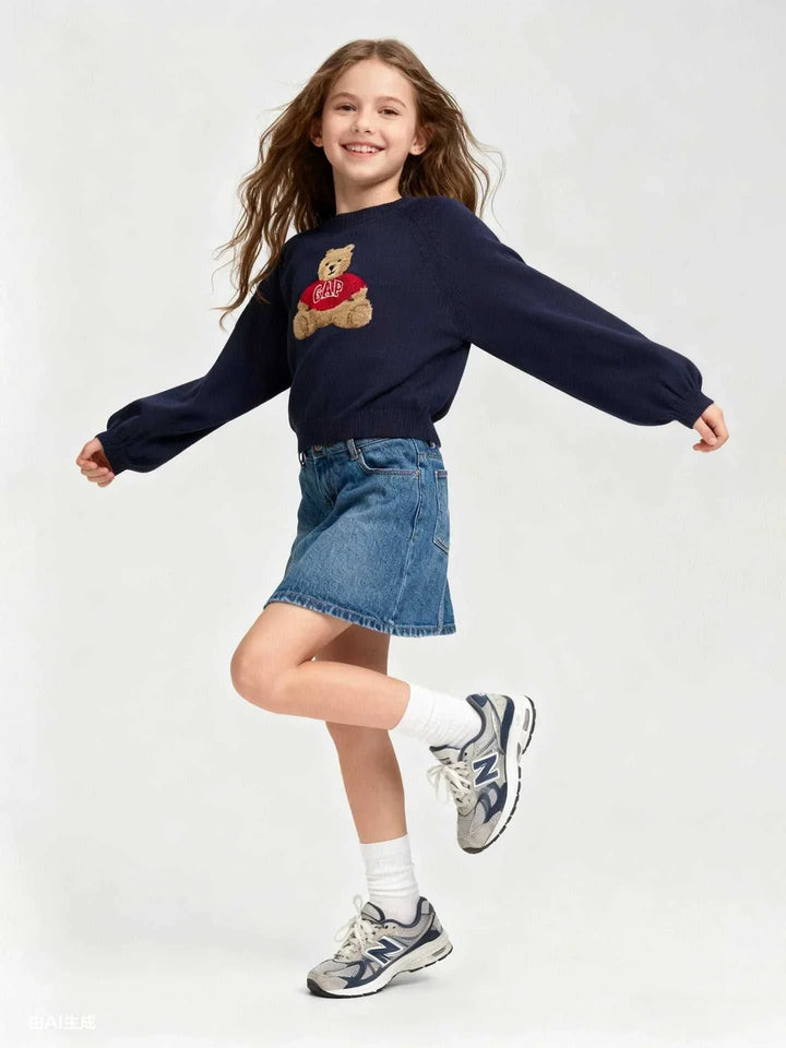 سويت شيرت Gap Bear للبنات بلون كحلي مع دب مطرز وسترة حمراء بتصميم شتوي دافئ وأنيق