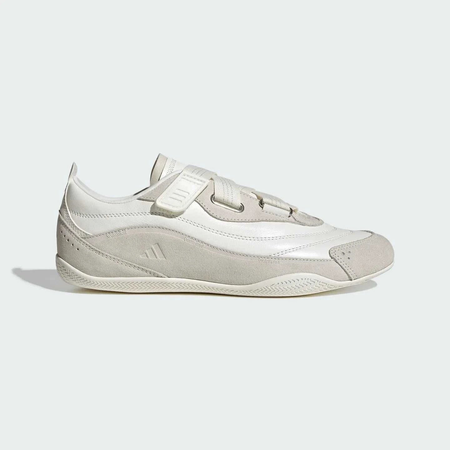 حذاء نسائي عصري من أديداس adidas.