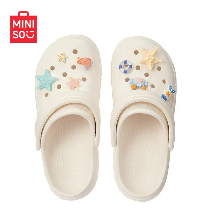 MINISO شبشب كروكس للأطفال بتصميم لطيف مع نقوش كرتونية، مريح ومضاد للانزلاق.