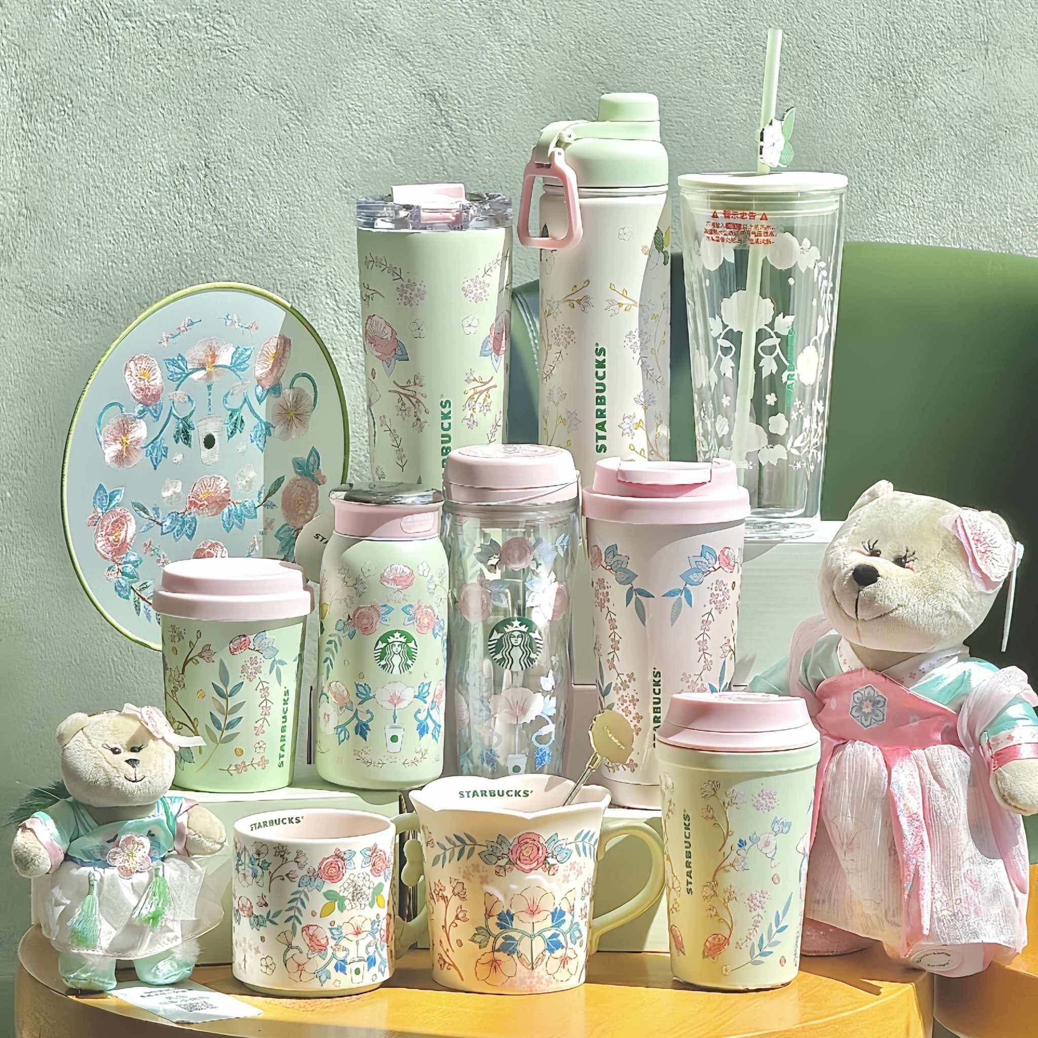 مجموعة Starbucks بنقوش الزهور ولون Pastel أخضر.