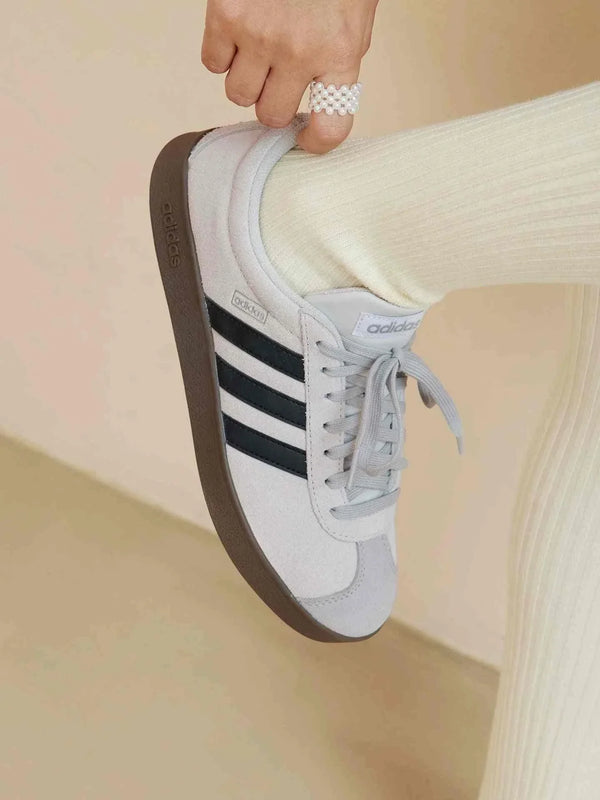 adidas vl court أديداس حذاء VL COURT 2.0 كلاسيكي بنتعل سويد أبيض مع خطوط سوداء ونعل بني