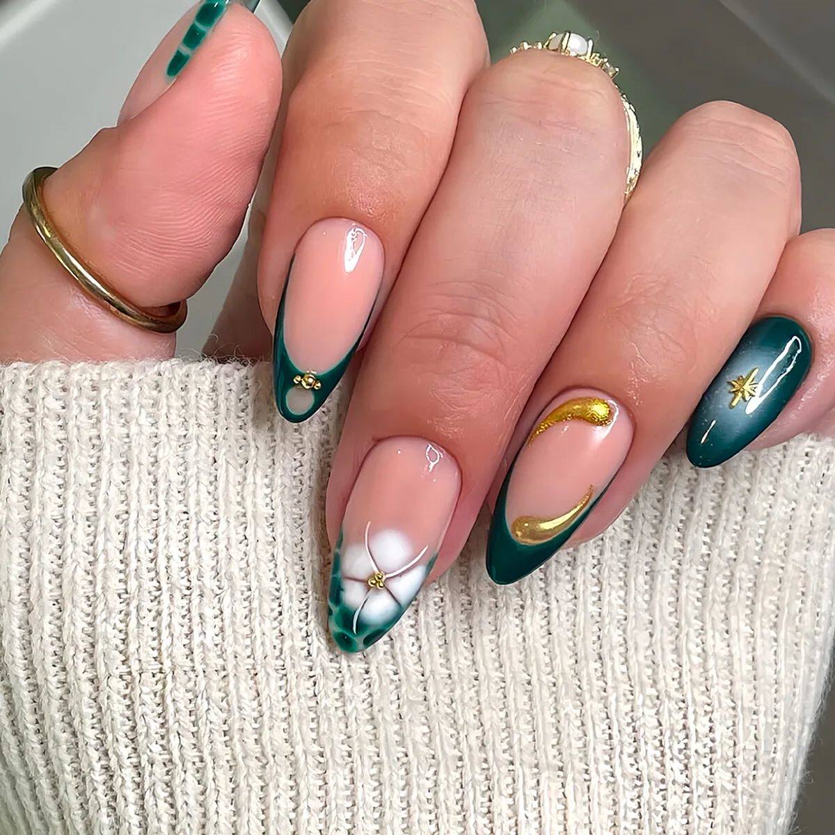 أظافر صناعية Press-on Nails بتصاميم وردية و 3D Art فخمة.