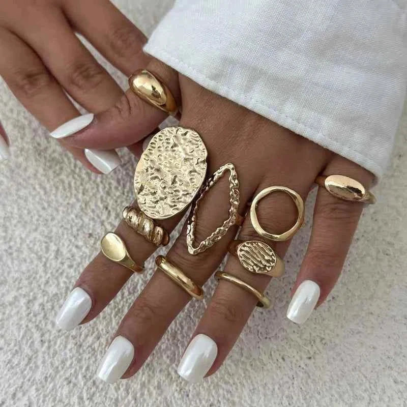 طقم خواتم نسائي Rings Set بتصاميم عصرية ذهبي وفضي.