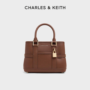 حقيبة يد CHARLES & KEITH بتصميم القفل الأنيق.