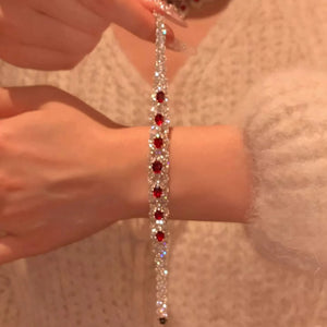 سوار Zircon مرصع بحجر الـ Red Crystal بتصميم فخم.