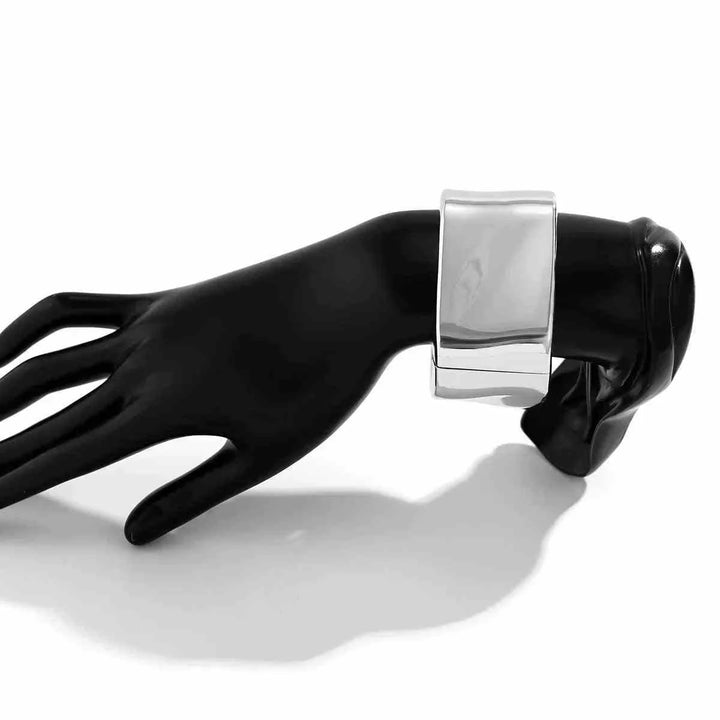 إسوارة نسائية عريضة معدنية لامعة تصميم C-Shape مفتوح عصرية تناسب الإطلالات الأوروبية والأمريكية