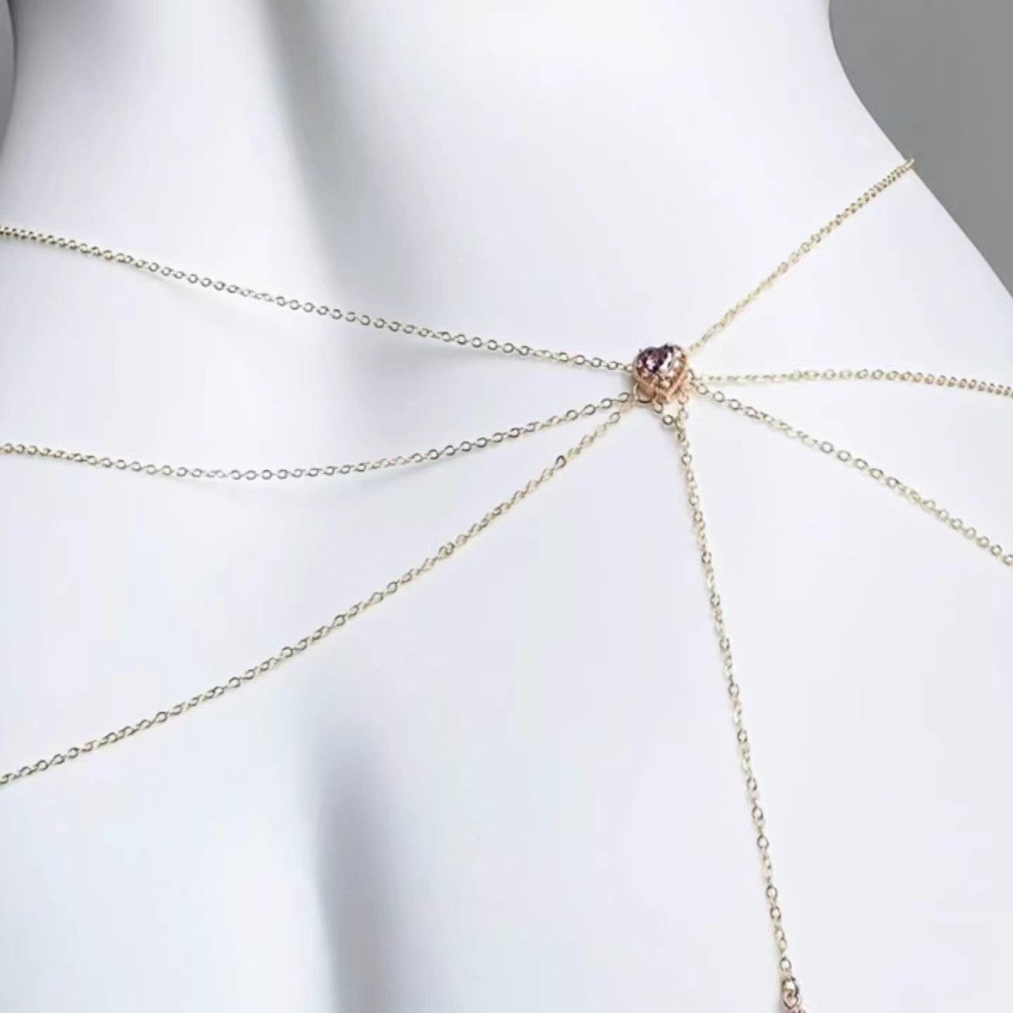 سلسلة خصر Body Chain ذهبية بتصميم عصري مع حجر Purple Stone.
