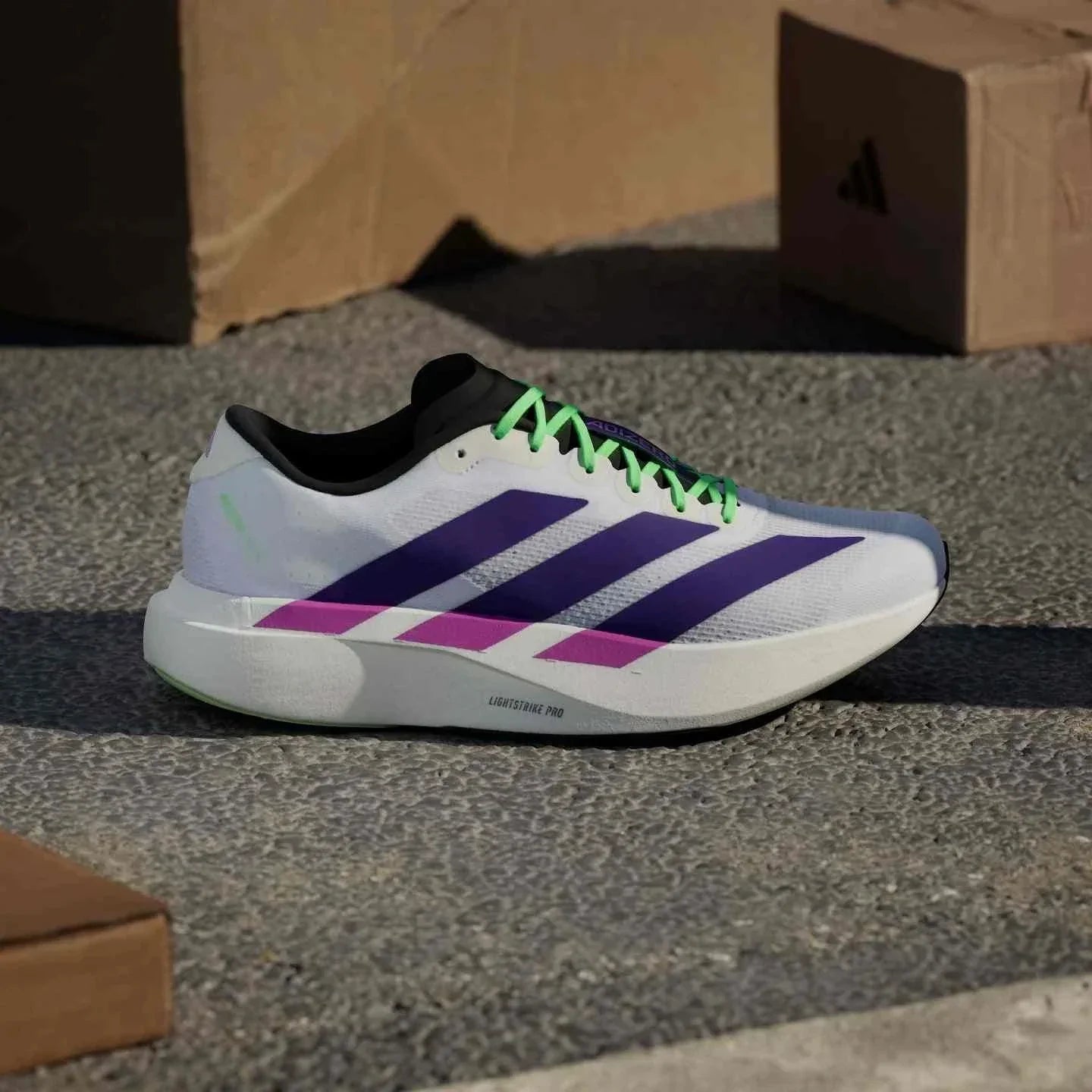 Adidas | أديداس حذاء جري فائق الخفة بتصميم سباق للرجال والنساء.