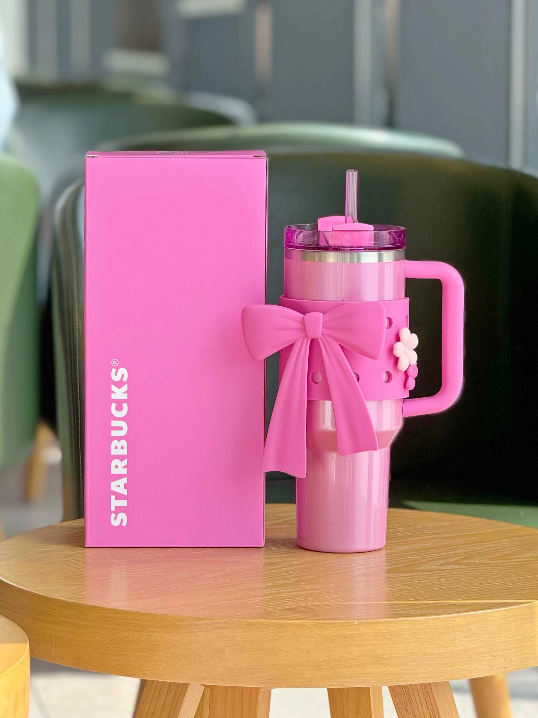 Tumbler Stanley Starbucks وردي مع إكسسوار فيونكة.