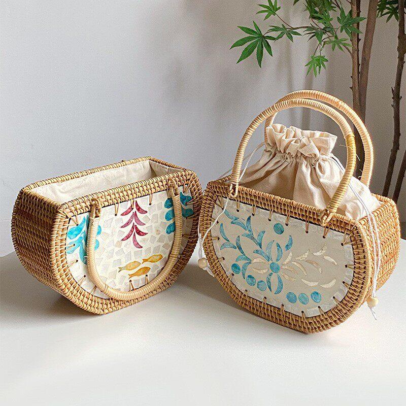 حقيبة يد Handbag من الخوص الطبيعي بتصميم فني يدوي مميز.
