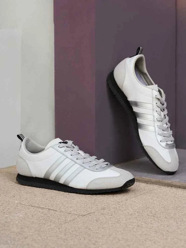 Adidas حذاء Ice Cream VS JOG 2.0 بتصميم T-Toe أبيض مع خطوط أديداس الشهيرة ونعل مطاطي مقاوم للانزلاق