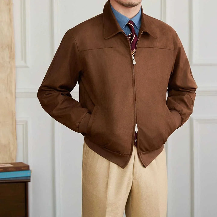 Mr. Lu San's men's casual جاكيت بني أنيق بقصة كلاسيكية وياقة مع سحاب معدني مزدوج وجيوب جانبية.