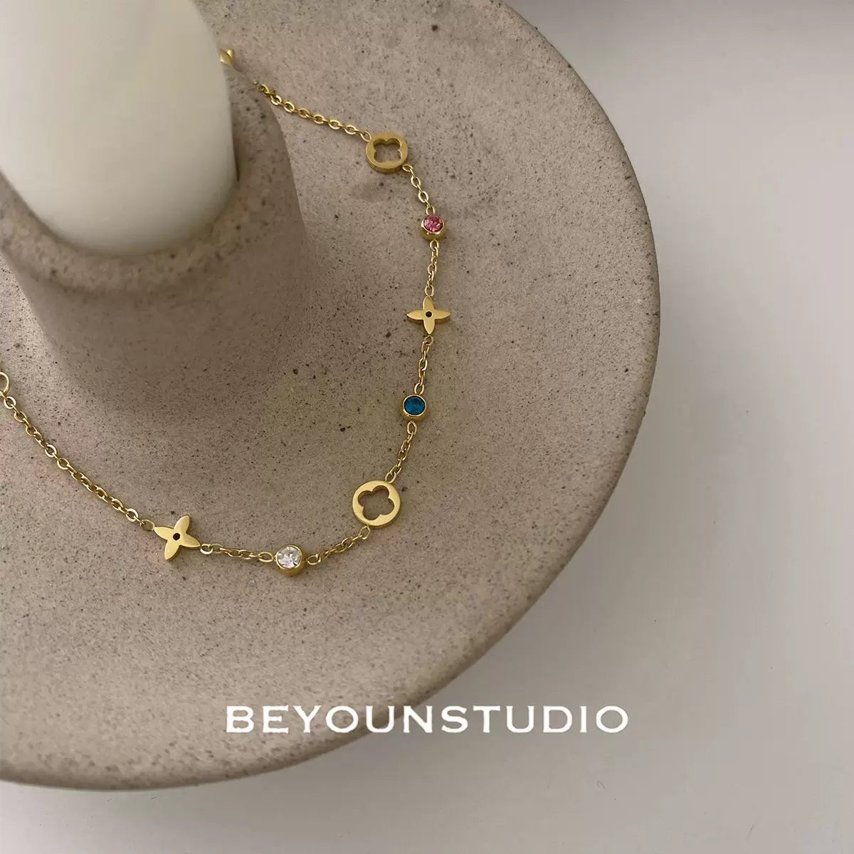 ZUORAN Colored Zircon Cut-out Fashion Temperament High Color Retention Gold Bracelet Vintage Bracelet