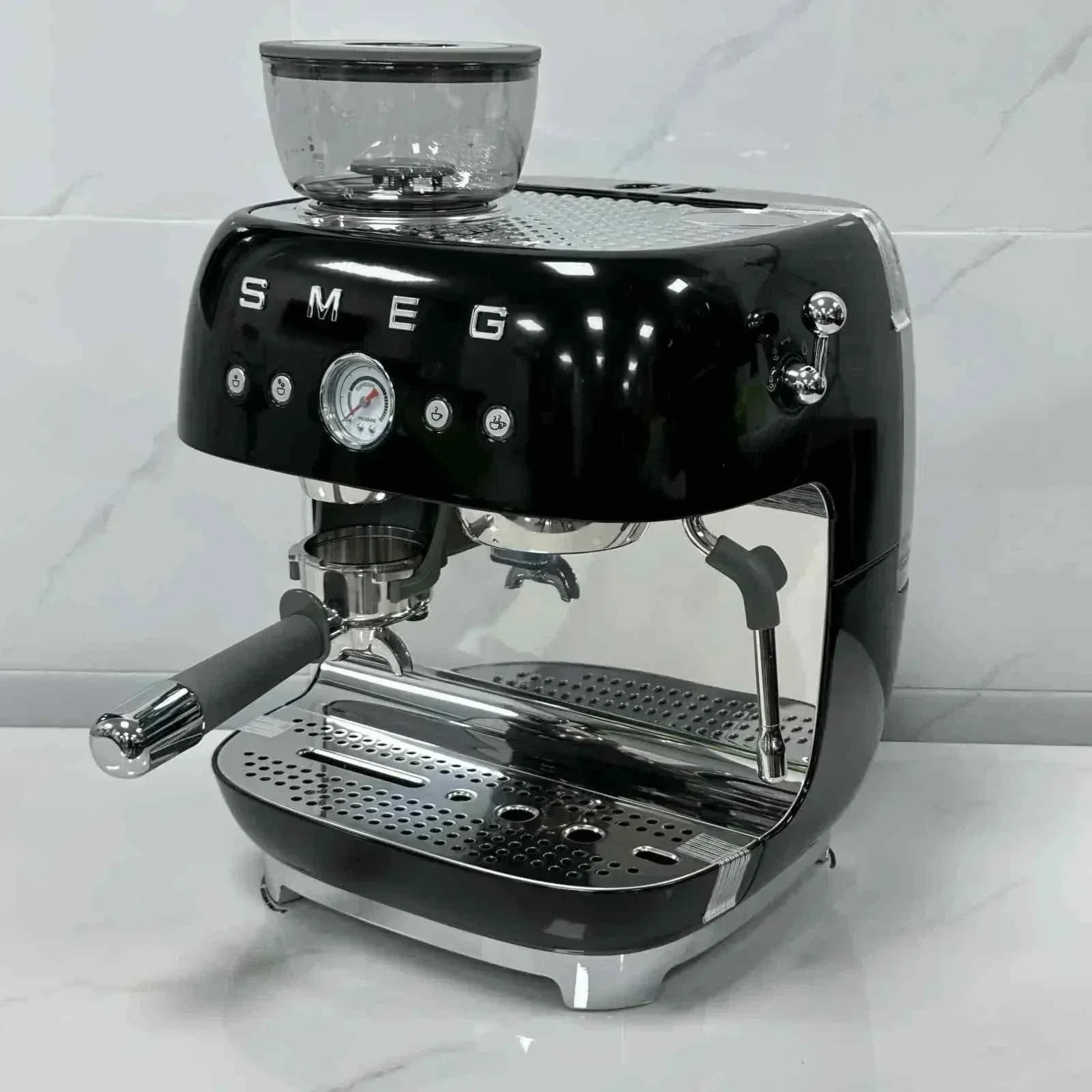 ماكينة اسبريسو SMEG Espresso Machine بمطحنة مدمجة وتصميم كلاسيكي.