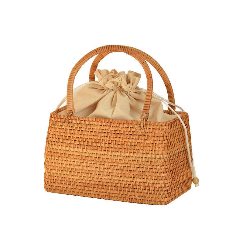 حقيبة يد Handbag من الخوص الطبيعي بتصميم فني يدوي مميز.