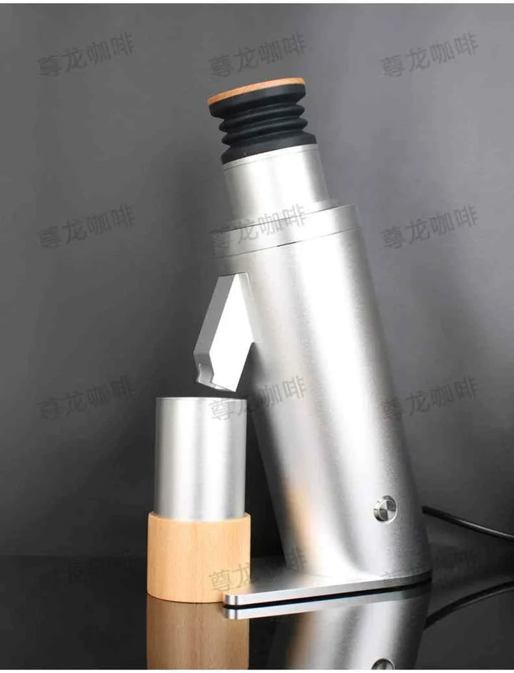 طاحونة القهوة الكهربائية DF64 V بتصميم معدني أنيق باللون الرمادي والفضي مع وعاء خشبي صغير للطحن