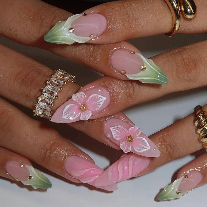 أظافر تركيب 3D بتصاميم صيفية ورسمات زهور بارزة ومميزة.