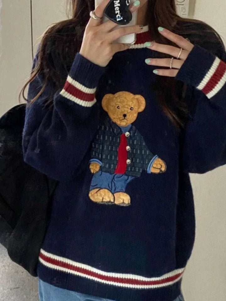 سويتر كحلي غامق بتصميم دب شبابي وياقة مستديرة من lazy bear