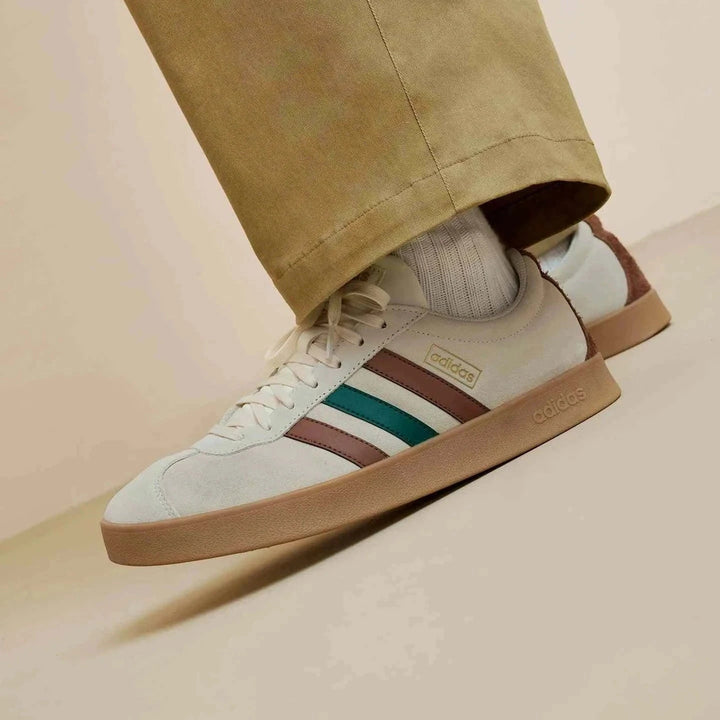 Adidas أديداس حذاء VL COURT 2.0 كلاسيكي بألوان كريمي، خمري، وأخضر بسطح من السويد ونعل مطاطي بني