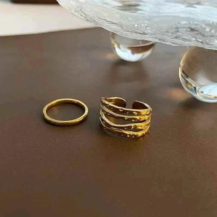 خاتم مزدوج الطبقة من التيتانيوم مع تصميم مميز وحجر زيركون لإطلالة نسائية أنيقة وعصرية