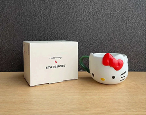 كوب Starbucks بتصميم Hello Kitty مع غطاء وقشة باللون الأخضر.