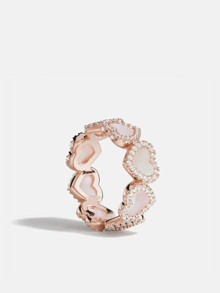 APM Monaco خاتم على شكل قلب مرصع باللؤلؤ الوردي والزركونيا البيضاء بأسلوب أنيق