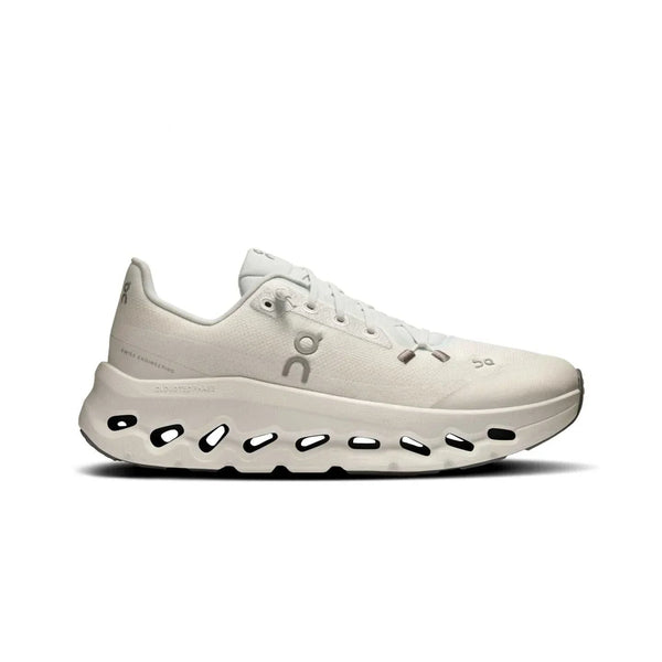 On Cloud حذاء نسائي خفيف بتصميم كاجوال عصري بلون بيج فاتح بنعل سميك وتقنية CloudTec للراحة اليومية