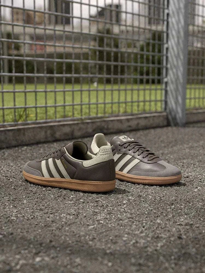 زوج أحذية T Shoes SAMBA OG الكلاسيكية بنمط التدريب الألماني بلون بني داكن مع خطوط كريمية ونعل لون العلكة للرجال والنساء