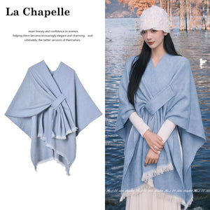 شال شتوي نسائي La Chapelle بالأزرق الفاتح مفرود وعلى عارضة من الأمام قرب الماء