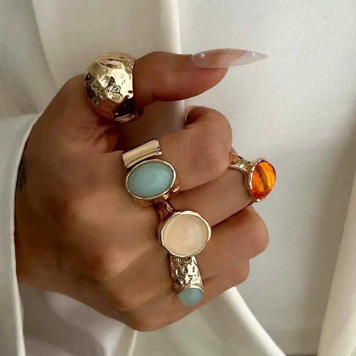 طقم خواتم Vintage عريضة مرصعة بأحجار ملونة فاخرة.