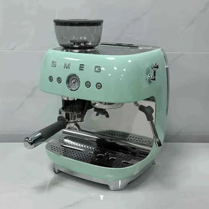ماكينة اسبريسو SMEG Espresso Machine بمطحنة مدمجة وتصميم كلاسيكي.