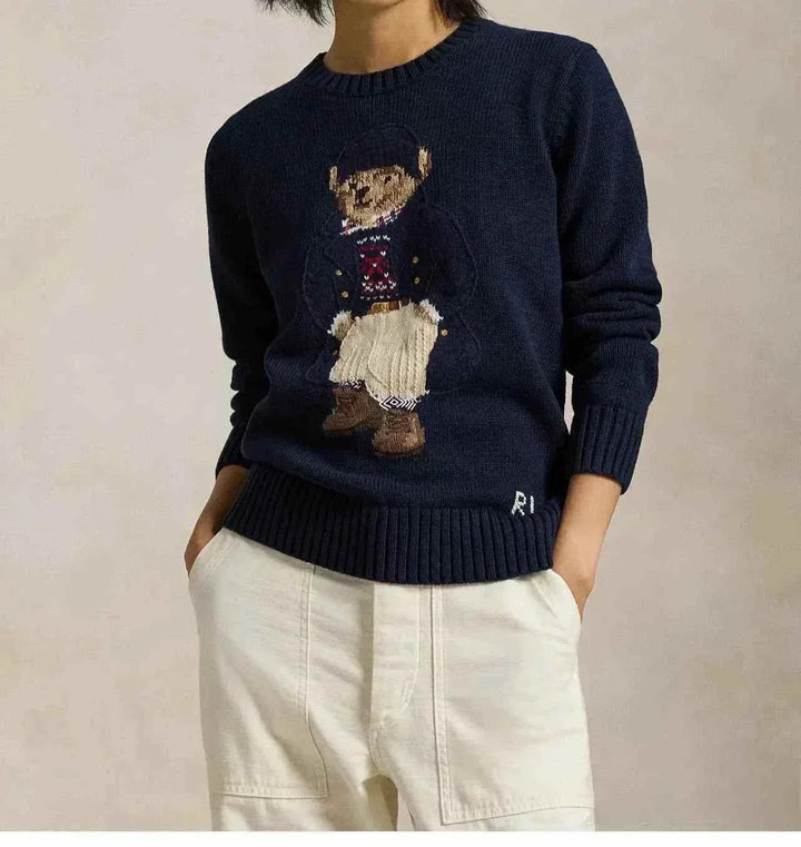 كنزة محبوكة برقبة دائرية عليها دب مطرز بتصميم أصلي وهاوت كوتور أمريكي كاجوال