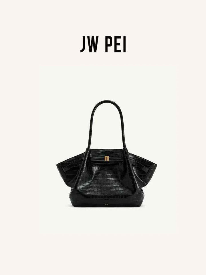 شنطة JW PEI دمبلنق كبيرة جلد نباتي أسود تصميم عصري وفاخر بحجم واسع تناسب الاستخدام اليومي والعملي