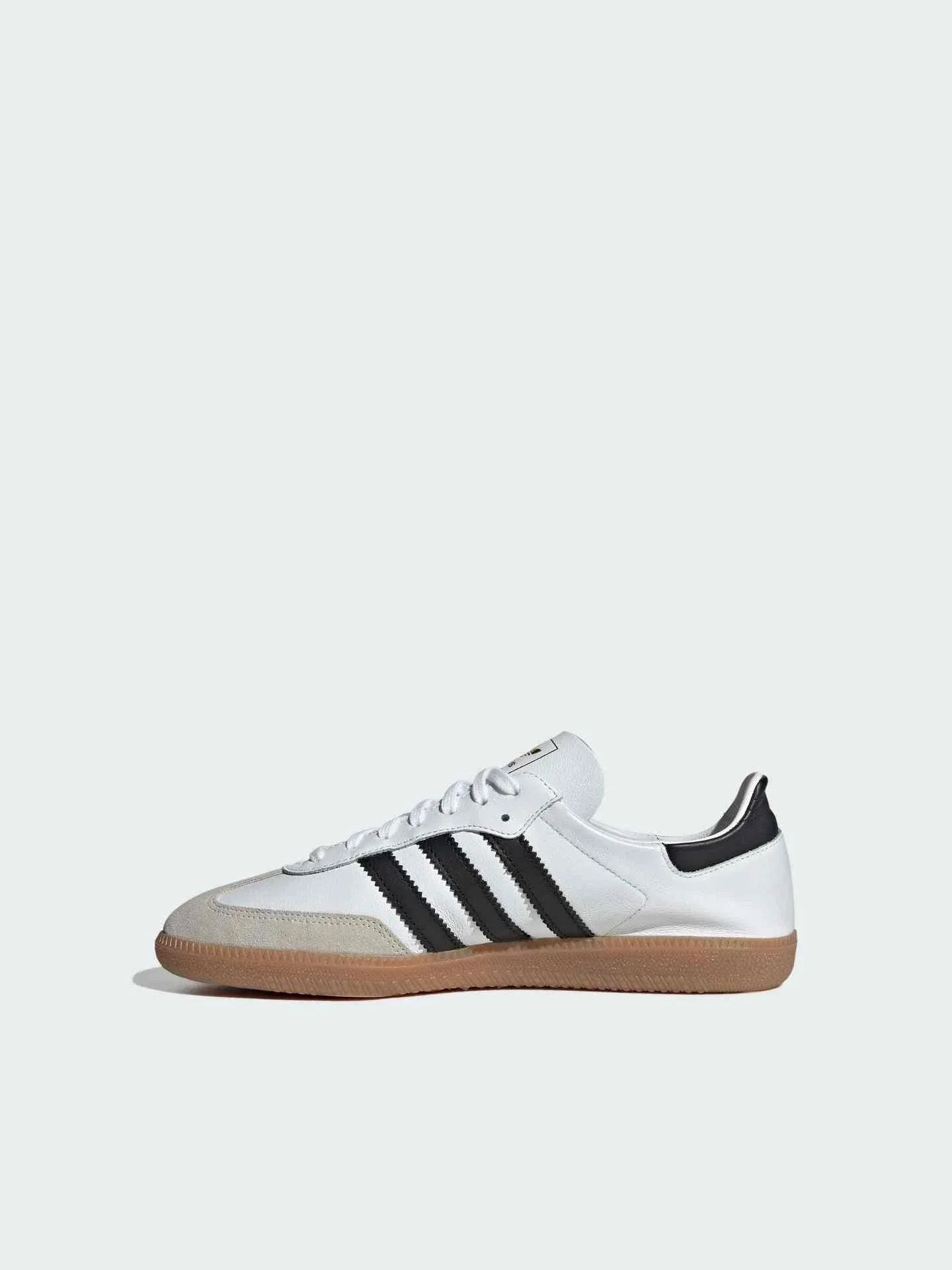 Adidas حذاء سامبا ديكون الرياضي من أديداس.